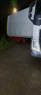 помогите, застрял на повороте в садовое товарищество, перекрыл въезд вытащить застрявшую машину Вольво