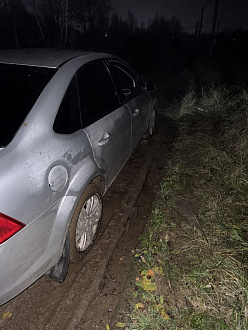 прошу помощи, стащило в колею, сел на днище но не сильно, нужно дернуть в перед. Домкратом поднимал подкладывал доски, с них стащило тоже, домкрат сорвал. Есть динамический трос, самостоятельно выбраться не получилось. Дернуть в перед метров 5 от силы. Справится любая полноприводная машина  вытащить застрявшую машину Форд фокус 2