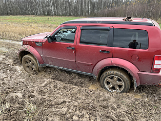 прошу помощи, вытащить машину, застрял в поле, сел на пузо вытащить застрявшую машину Dodge Nitro