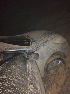 помогите, вытащить замерзаем очень пмощи не  вытащить застрявшую машину Хендай