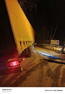помогите,  в частном секторе фура , хвост ушёл в канаву  вытащить застрявшую машину Daf
