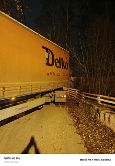 помогите,  в частном секторе фура , хвост ушёл в канаву  вытащить застрявшую машину Daf