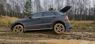 помогите пожалуйста,  нужно выдернуть назад  вытащить застрявшую машину Мерседес Ml