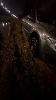 Через старбеево вдоль платной  дороги. Не удачно сели на дно вытащить застрявшую машину Мазда 6