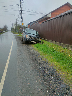 прошу помощи, съехал в кювет, асфальт рядом.Вытащить. вытащить застрявшую машину ЛР Дискавери 4