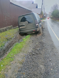 прошу помощи, съехал в кювет, асфальт рядом.Вытащить. вытащить застрявшую машину ЛР Дискавери 4
