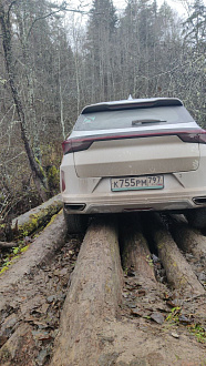 прошу помощи, застрял одним колесом между брёвнами на мостике через речку между Треугольным и Свободным озером координаты ,   вытащить застрявшую машину exeed