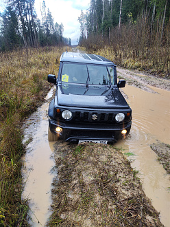 помогите,  вытащить застрявшую машину Suzuki Jimny