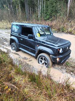 помогите,  вытащить застрявшую машину Suzuki Jimny