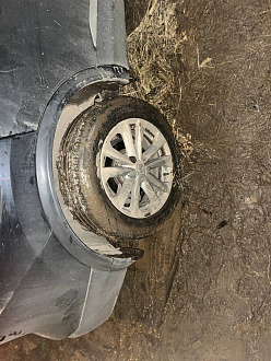 прошу помощи, застряли в грязи на проселосчной дороге. Не можем вылезти уже порядка двух часов, по уши в грязи вытащить застрявшую машину Ниссан Кашкай