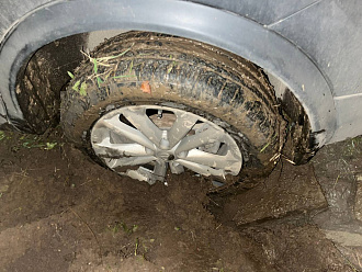 прошу помощи, застряли в грязи на проселосчной дороге. Не можем вылезти уже порядка двух часов, по уши в грязи вытащить застрявшую машину Ниссан Кашкай