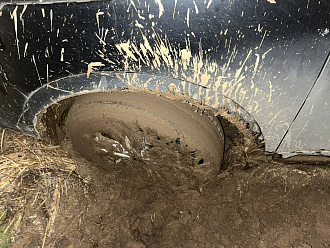 прошу помощи, застряли в грязи на проселосчной дороге. Не можем вылезти уже порядка двух часов, по уши в грязи вытащить застрявшую машину Ниссан Кашкай