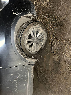 прошу помощи, застряли в грязи на проселосчной дороге. Не можем вылезти уже порядка двух часов, по уши в грязи вытащить застрявшую машину Ниссан Кашкай