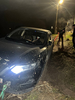 прошу помощи, застряли в грязи на проселосчной дороге. Не можем вылезти уже порядка двух часов, по уши в грязи вытащить застрявшую машину Ниссан Кашкай