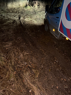 прошу помощи, вытащить машину , застрял в поле навигатор заплутал дернуть метров 100, жижа есть в поле но не сильная  вытащить застрявшую машину Форд транзит аф грузоподъемность 2.5 т