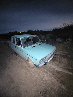 помогите, застряли в грязи, протерся вытащить застрявшую машину Ваз 