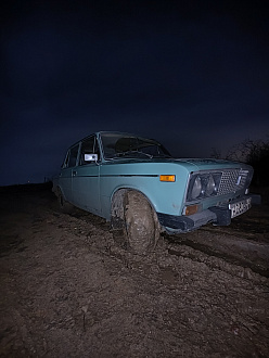помогите, застряли в грязи, протерся вытащить застрявшую машину Ваз 