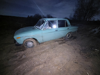 помогите, застряли в грязи, протерся вытащить застрявшую машину Ваз 