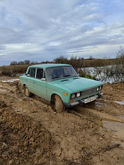 помогите, застрял, пробовал выехать сам, сжёг сцепление. Дёрнуть метров 10-15 до дороги, чтобы можно было поставить на эвакуатор  вытащить застрявшую машину Ваз 