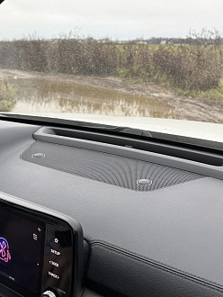 прошу помощи, машина застряла в огромной луже с грязью  вытащить застрявшую машину Kia sorento 