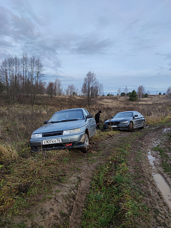 помогите, сели две машины на брюхо мокрая трава и грязь вытащить застрявшую машину Лада, БМВ 
