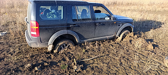 Провалился в жижу. Нужно вытащить  вытащить застрявшую машину Дискавери
