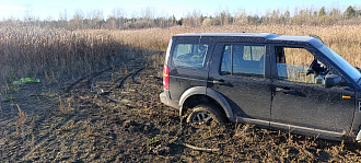 Заехал в жижу, сел на раму. Нужно вытащить. вытащить застрявшую машину Дискавери