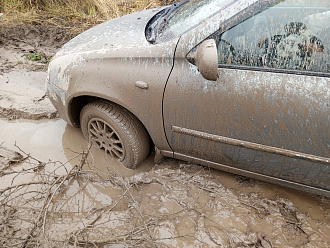 помогите, недалеко от дороги нашла грязевую яму, подъезд, хоть и грязь, но проезжаемая вытащить застрявшую машину Калина1