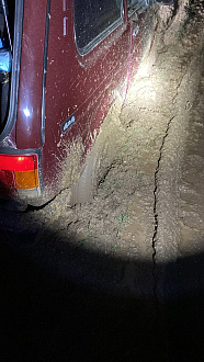 помогите пожалуйста,   вытащить застрявшую машину Нива 