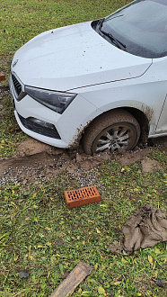 прошу помощи, застрял на своём участке, выехать не могу. Нужно помочь.  вытащить застрявшую машину Шкода 