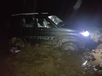 Застрял в поле(вспаханное), сёл на мосты. Не доехал до дороги 400м. вытащить застрявшую машину Уаз