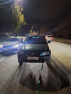 Стою на машиностроителей перед светофором, не доехал до заправки 800 метров. Нужно дотянуть на тросу до заправки (трос есть) либо дать пару литров бензина вытащить застрявшую машину Honda CR-V 