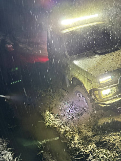 помогите, застряли в луже на ниве.  вытащить застрявшую машину Нива 