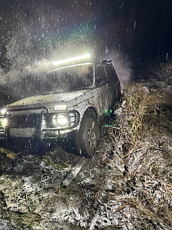 помогите, застряли в луже на ниве.  вытащить застрявшую машину Нива 