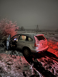 Прошу помощи, застрял в поле в колее в 100м от дороги. Дело было ночью, все спали. Поэтому оставил там сейчас пока машину. Помогите, пожалуйста. вытащить застрявшую машину Honda Cr-V