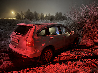 Прошу помощи, застрял в поле в колее в 100м от дороги. Дело было ночью, все спали. Поэтому оставил там сейчас пока машину. Помогите, пожалуйста. вытащить застрявшую машину Honda Cr-V