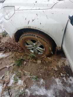 помогите, Я застряла вытащить застрявшую машину Джили эмгранд-7.