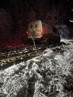 помогите,  вытащить машину , Газель в принципе выдернули мы ее. Но развернуться не могу, мылится резина и все  вытащить застрявшую машину ГАЗель цельнометаллическая 