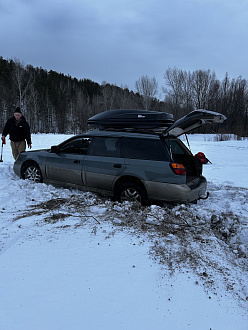 прошу помощи, вытащить с сугроба авто находимся в лесу с годовалым ребенком  вытащить застрявшую машину Субару аутбек