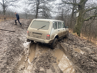 помогите пожалуйста,  застряли, трос есть.  вытащить застрявшую машину Ваз 