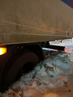 прошу помощи, застрял задним колесом в жиже, не выехать, троса лопаты нет, дернуть надо буквально метр до асфальта вытащить застрявшую машину ГАЗ