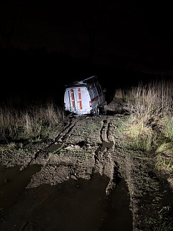 прошу помощи, приехали искать в лесополосе пожилого дедушку и вот такая ситуация получилась. вытащить застрявшую машину Газель 