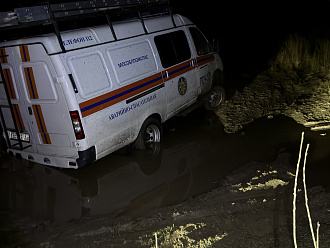 прошу помощи, приехали искать в лесополосе пожилого дедушку и вот такая ситуация получилась. вытащить застрявшую машину Газель 