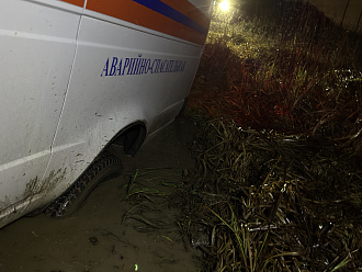 прошу помощи, приехали искать в лесополосе пожилого дедушку и вот такая ситуация получилась. вытащить застрявшую машину Газель 