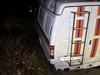 прошу помощи, приехали искать в лесополосе пожилого дедушку и вот такая ситуация получилась. вытащить застрявшую машину Газель 