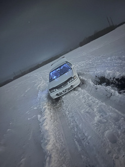 помогите,  вытащить застрявшую машину Toyota