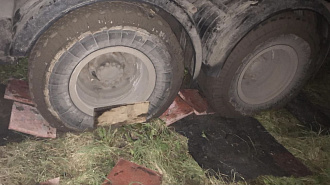 помогите пожалуйста,  вытащить машину , застряла грузовая машина мультилифт, застряла не сильно  вытащить застрявшую машину Камаз мультилифт 