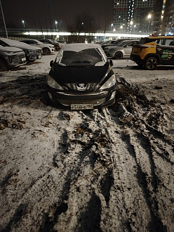 помогите пожалуйста,  выезжал с парковки, увяз в грязи, видимо надо дернуть вытащить застрявшую машину Пежо 308