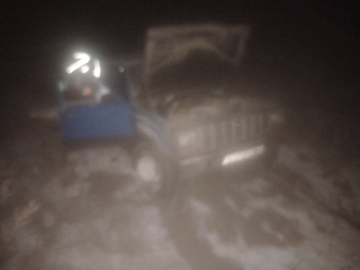 Застряла машина в поле в грязи , машина заводится но генератор умер  зацепиться неза что  вытащить застрявшую машину Cherokee