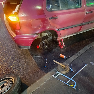 прошу помощи, нужна болгарка аккумуляторная. Прикипела обойма подшипника на цапфе задней оси. вытащить застрявшую машину Volkswagen